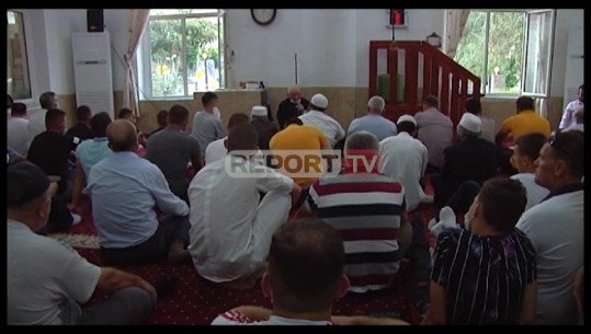 Besimtarët lushnjarë falin Kurban Bajramin me maska por pa distancë, dezinfektojnë duart në hyrje të xhamisë (VIDEO)