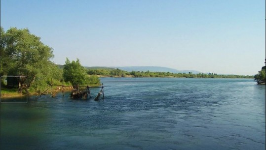 Mbytet i mituri dhe një 39-vjeçar në lumin e Bunës, trupat e pajetë nxirren nga polumbarët e Renea-s (EMRAT)