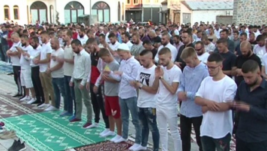 Korçë, besimtarët myslimanë nuk mbajnë maska dhe falen pa distancë (VIDEO)
