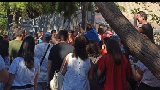 Grumbull në vapë dhe pa maska! Denoncimi i gazetarit: Ambasada shqiptare në Athinë 'bombë me sahat' për emigrantët