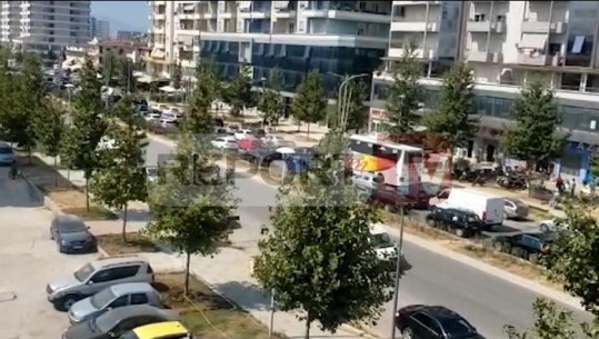 Pushuesit kosovarë e vendas shkojnë drejt bregdetit të Vlorës, muaji gusht nis me trafik të rënduar