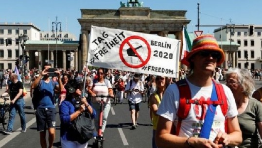 Gjermani/ Qytetarët në protestë kundër masave ndaj COVID: Na ktheni në demokraci