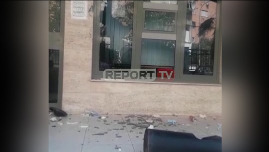 Incident në Prokurorinë e Tiranës, një qytetar thyen xhamin (VIDEO)