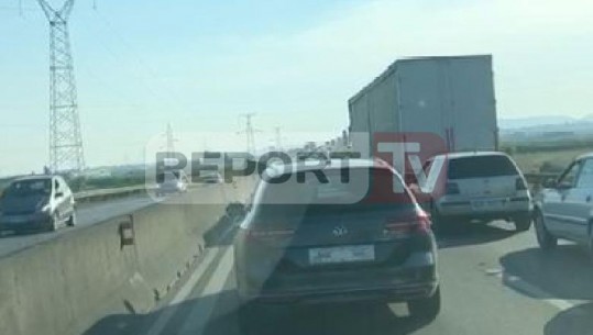 Aksident rrugor në autostradën Tiranë- Durrës/ Përplasen 4 makina, trafik i rënduar 