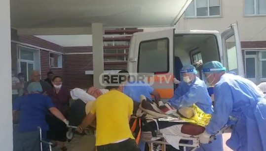 Luftë me dallgët e detit të trazuar/ Pa ndjenja në barelë, momenti kur dërgohet në spital një nga anëtarët e familjes në Vlorë (VIDEO)