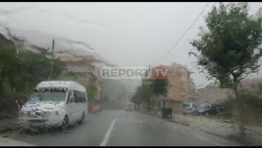 VIDEOLAJM/ Pogradeci nën pushtetin e shiut, krijohet vështirësi në udhëtim