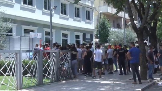 Radhë të gjata pa distancë në Drejtorinë e Policisë në Tiranë, i riu: Të sorollasin për një vërtetim (VIDEO)