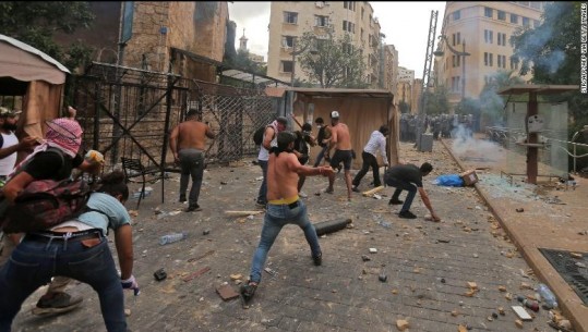 Gaz lotsjellës, të shtëna armësh! Vijojnë protestat në Bejrut, vritet një polic dhe plagosen mbi 100 persona