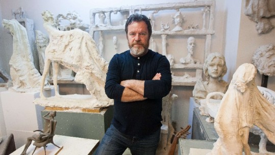 COVID-i i merr jetën në moshën 53-vjeçare skulptorit të njohur Arben Bajo
