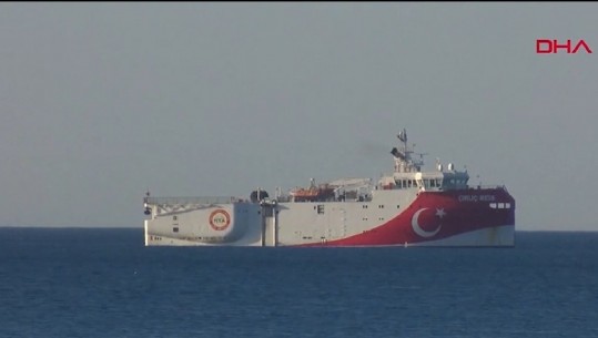 Kërkimet për naftë, anija turke afër kufirit grek, rikthehen tensionet mes tyre