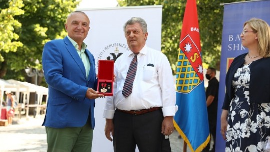 Presidenti Meta në Shkodër nderon me titull Zef Gjinin: Njeriu që e bën drurin të flasë (VIDEO)