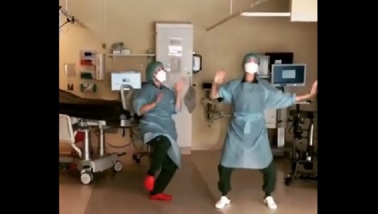 Hidhen me këmbë e me duar, kërcimi epik i dy mjekeve kur shërohet pacienti i fundit me COVID