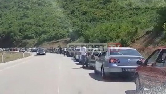 Radhë të gjata edhe në Kapshticë, qytetarët presin të kalojnë në Greqi (VIDEO)