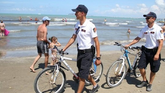 Durrës/ Policët me biçikletë 'shndërrohen' në heronj! Shpëtojnë nga mbytja 25-vjeçarin
