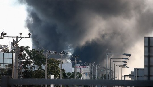 Zjarr në fabrikën e riciklimit në Greqi, mbulohet nga tymi i zi e gjithë zona e Atikës (VIDEO)