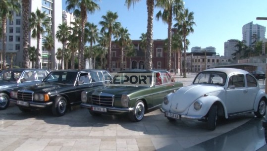 Speciale/ Parada 'retro' zhvendoset në qytetin bregdetar, 48 automjete të ruajtja e mirëmbajtura nga koleksionistët (VIDEO)