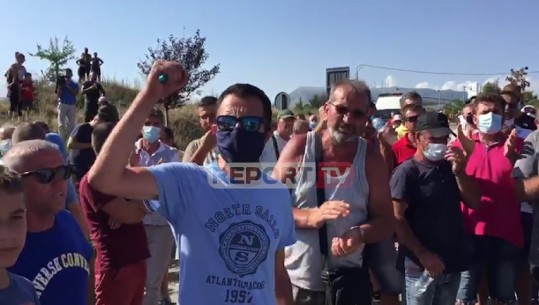 Radhët e gjata në Kakavijë, shqiptarët bllokojnë rrugën në shenjë proteste (VIDEO)