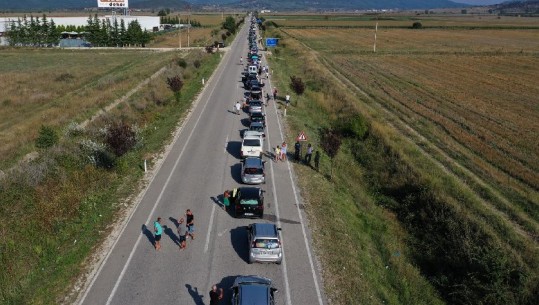 Kaosi në Kakavijë/ Autoritetet shqiptare apel udhëtarëve: Kthehuni mbrapsht! I pamundur kalimi këto ditë! Ja kushtet që duhet të plotësoni