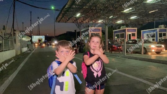 FOTOLAJM/ Mes vuajtjeve në Kakavijë, vogëlushët krenarë bëjnë shqiponjën me duar