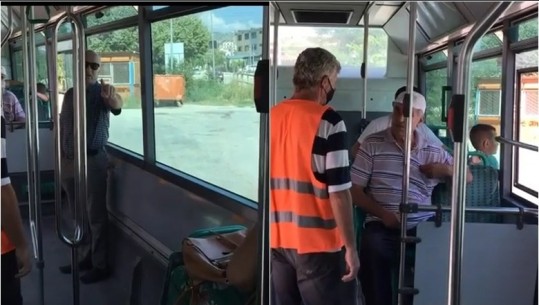 Transporti urban në Berat, udhëtarët nuk respektojnë rregullat e COVID-it! Fatorinot: Nuk i detyrojmë dot qytetarët
