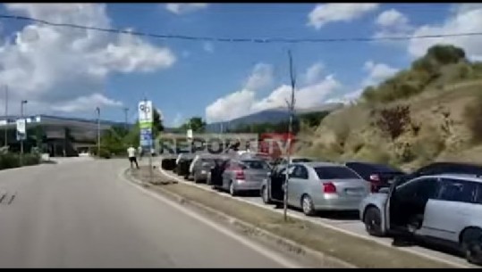 'Report Tv' video nga radha e automjeteve në Kakavijë, ja si paraqitet situata në këto momente