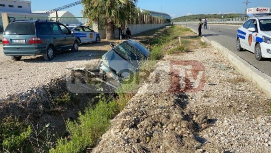 Aksident në autostradën 'Fier-Vlorë'/ Makina përfundon në kanal, plagoset rëndë një person