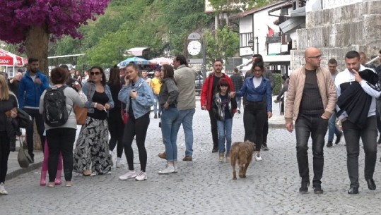 Kosovarët në bregdet, shqiptarët fundjavë në Prizren! Kontrolle autobusëve për mosrespektim të masave anti-COVID (VIDEO)