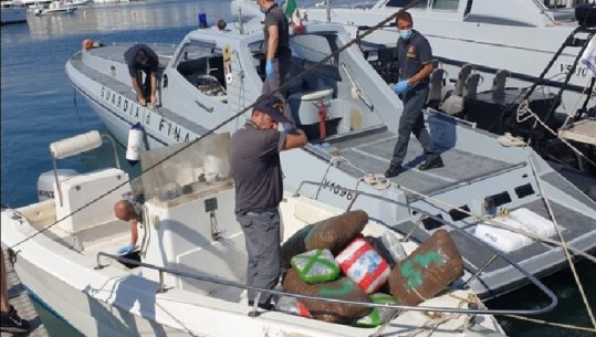 Kapet gomonia në Itali, po transportonte drogë me vlerë 2 mln euro, tre të arrestuar, njëri shqiptar