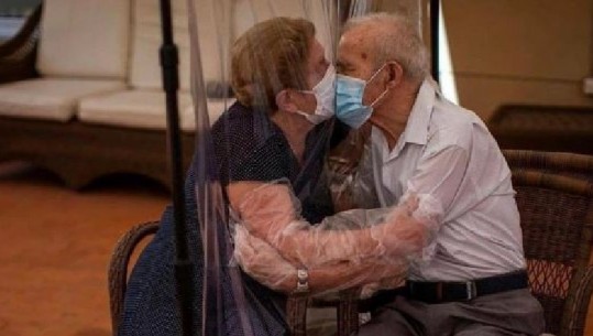 Çifti i të moshuarve ritakohen pas 102 ditësh të ndarë nga COVID-i...kjo foto do jua zbukurojë mbrëmjen 
