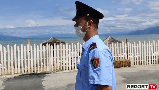 Zaptuan bregun e liqenit me shezlongë pa leje, në hetim 4 pronarë lokalesh në Pogradec