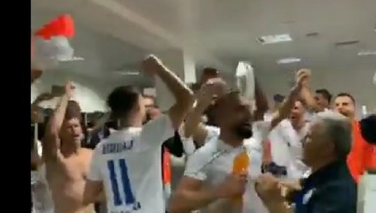 ' O Tirona ole ole'...Momente nga festa e 'çmendur' e futbollistëve në dhomat e zhveshjesh (VIDEO)