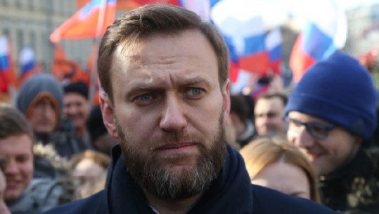 Dyshohet se u helmua në çaj/ Mjekët i japin leje Alexei Navalny që të shkojë në Gjermani për kurim
