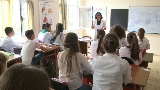 Akuzat e PD për mos pagesën e orëve shtesë të mësuesve, ministria e Arsimit: Janë paguar 14 mijë arsimtarë vetëm për shtatorin