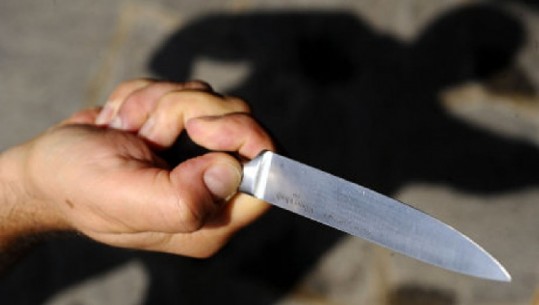 Sherr në Divjakë, qëlloi me thikë një 34-vjeçar në lokal dhe u fsheh në kanal, kapet i riu