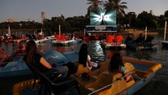 Covid-Izrael/ Bashkia e Tel Aviv-it improvizon kinemanë pluskuese në liqen... garanton edhe distancimin fizik (FOTO)