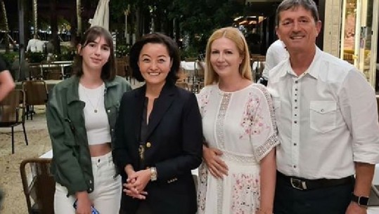 E veshur me fustan të zi, ambasadorja amerikane Yuri Kim vendos të pushojë në Vlorë
