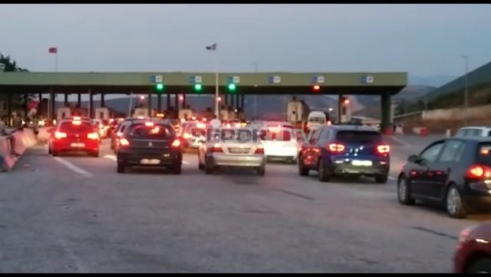 Fluks makinash në pikën kufitare të Morinës, mijëra pushues kosovarë presin të kalojnë kufirin