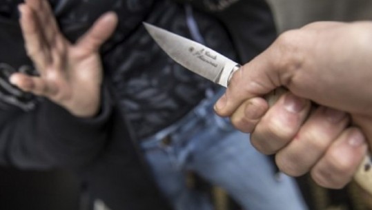 Sherr për motive të dobëta, kapet 18 vjeçari që plagosi me thikë një 42 vjeçar në Korçë