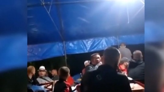 'Rama ik, Rama ik'/ Policia iu mbyll muzikën, besimtarët në Malin e Tomorit thirrje kundër kryeministrit: Ndize, ndize! (VIDEO)