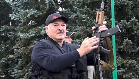 Bjellorusi/Vazhdojnë protestat kundër Lukashenko-s! Presidenti me antiplumb dhe Kallashnikov (VIDEO)