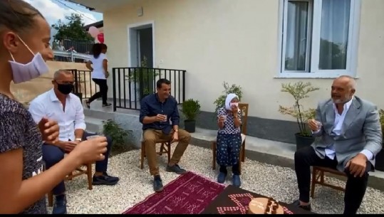 Tortë dhe çelësat e shtëpisë së re! Dy gëzime në një ditë, Rama: Familja në Farkë nis jetën e re pas tërmetit (VIDEO)