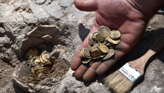 425 monedha ari/ Gjendet thesari 1 mijë vjeçar në Izrael (VIDEO)