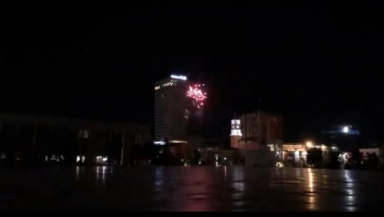Fishekzjarrë dhe brohoritje! Tifozët e Tiranës lënë pa gjumë lojtarët e ekipit serb (VIDEO)