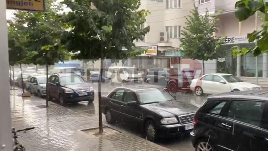 Shiu kthehet në breshër, mbulohen rrugët në qytetin e Elbasanit (VIDEO)