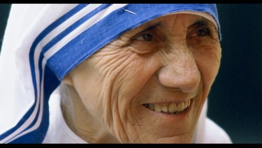 Buzëqeshja e Nënë Terezës dhe një veprim nga Xheni Karaj