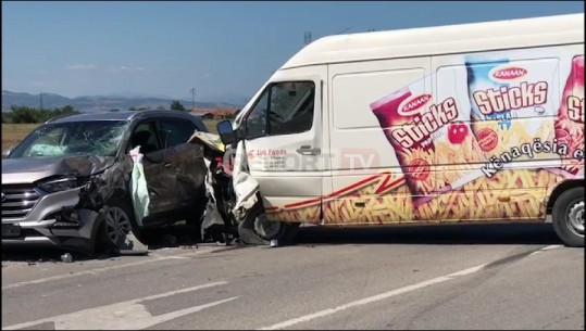 Fugoni përplaset me makinën në aksin nacional Korçë-Kapshticë, bllokohet qarkullimi i mjeteve