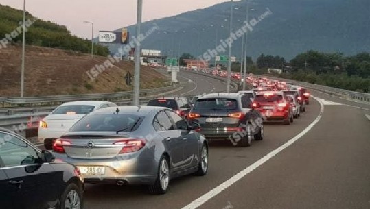 Radhë kilometrike në rrugën e Kombit, 30 mijë qytetarë të Kosovës hyjnë në kufi