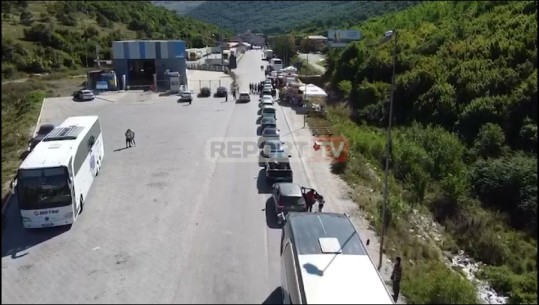Kuota u plotësua, të tjerët në pritje! Pamje me DRON nga situata në Kapshticë (VIDEO)
