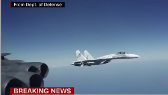 Tensionet Moskë-Uashington/ Avionët rusë i presin rrugën bombarduesit amerikan, del video