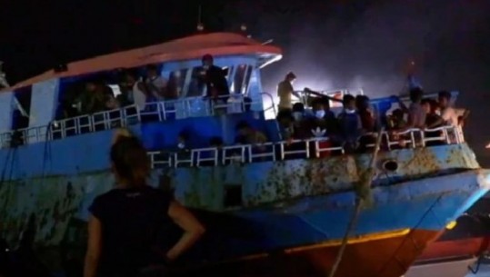 Crotone-Itali/Përfshihet nga flakët anija me emigrantë, 4 viktima dhe dy të zhdukur, 450 të tjerë zbarkojnë në Lampedusa